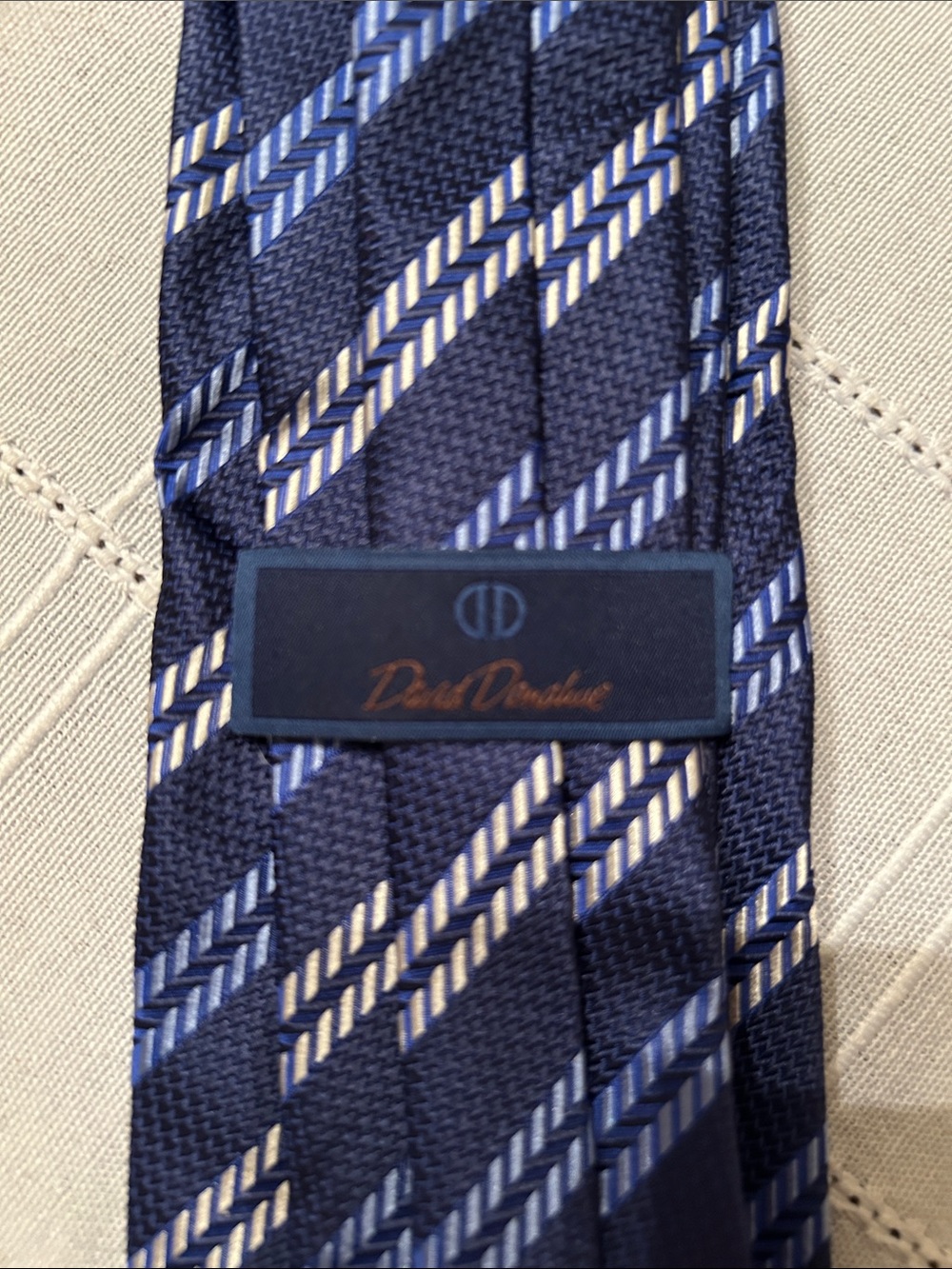 David Donahue Men’s Blue Patterned 100% Silk Tie Designer Neckwear - Picture 2 of 3